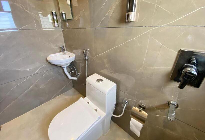 فندق The Grand Sarovar Inn And Suites