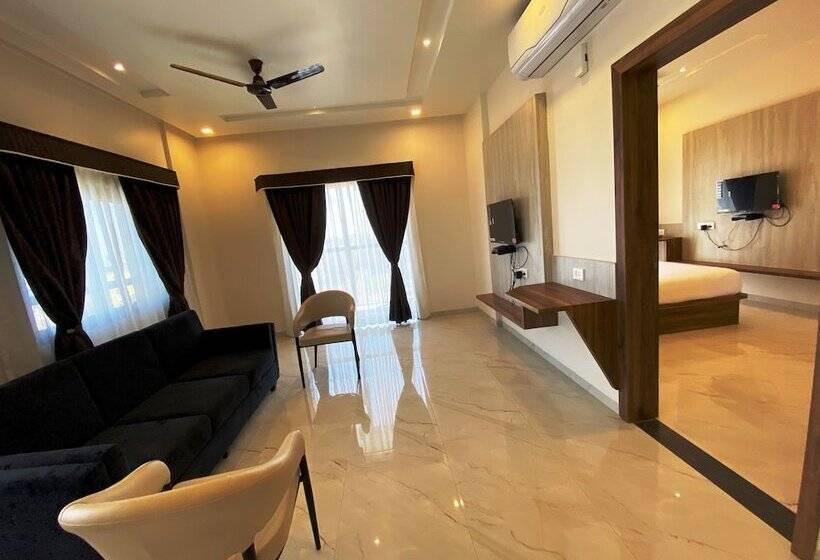 فندق The Grand Sarovar Inn And Suites