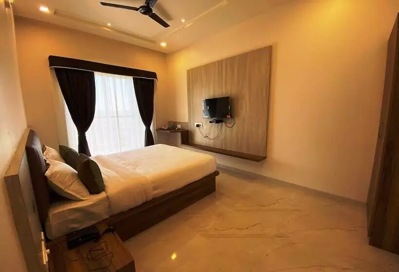 Hotelli The Grand Sarovar Inn And Suites