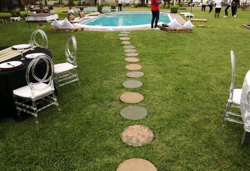 בית מלון כפרי Makhadzi S Clouds Lodge