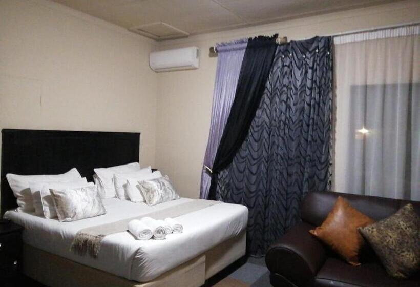 בית מלון כפרי Makhadzi S Clouds Lodge