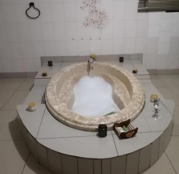 בית מלון כפרי Makhadzi S Clouds Lodge