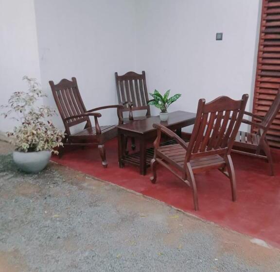 Pensió Jayamina Surf House