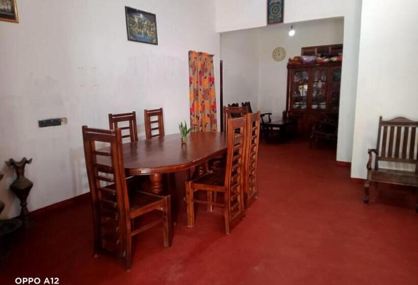 Pensió Jayamina Surf House