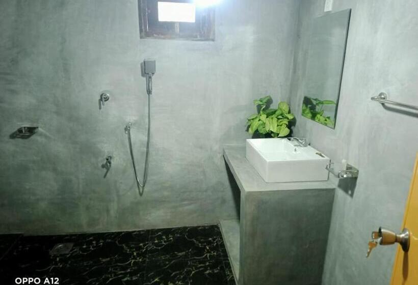 Pensió Jayamina Surf House