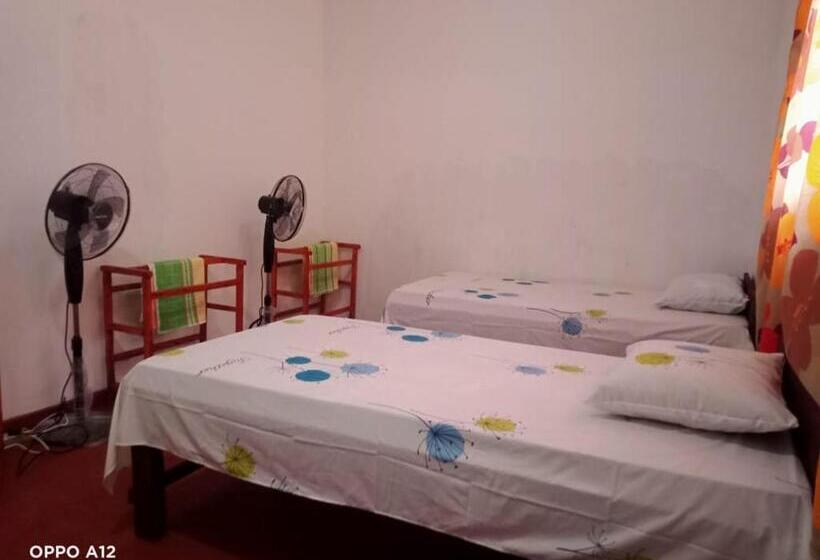 Pensió Jayamina Surf House