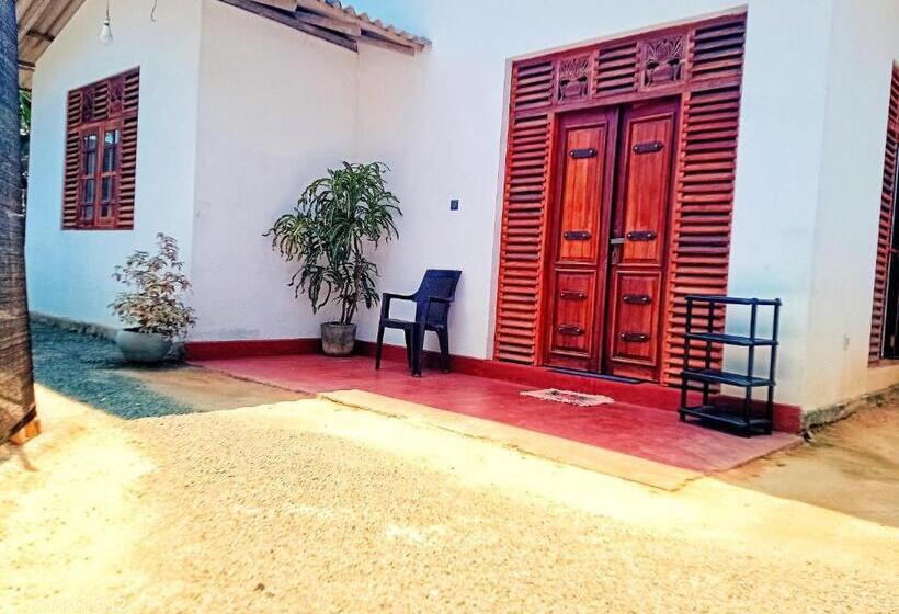 Pensió Jayamina Surf House