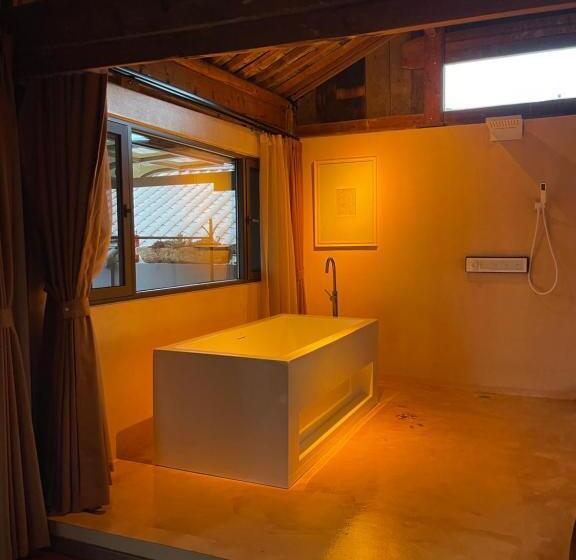 Pensjonat Qushe Snowy Mountain View Art B&b