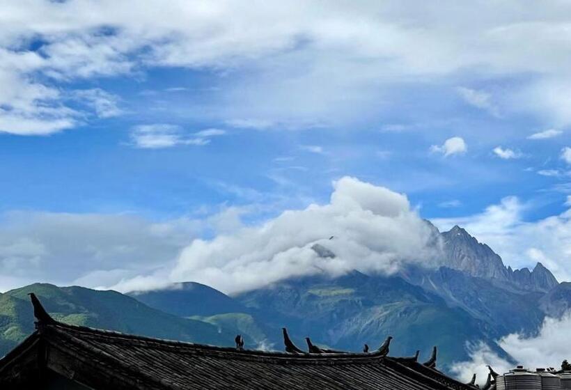 Pensão Qushe Snowy Mountain View Art B&b