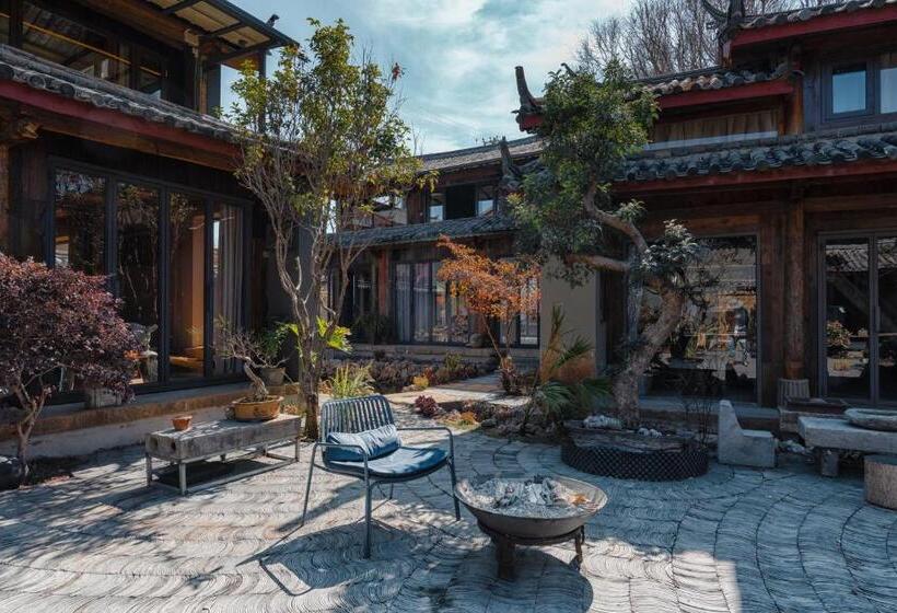 Pensão Qushe Snowy Mountain View Art B&b