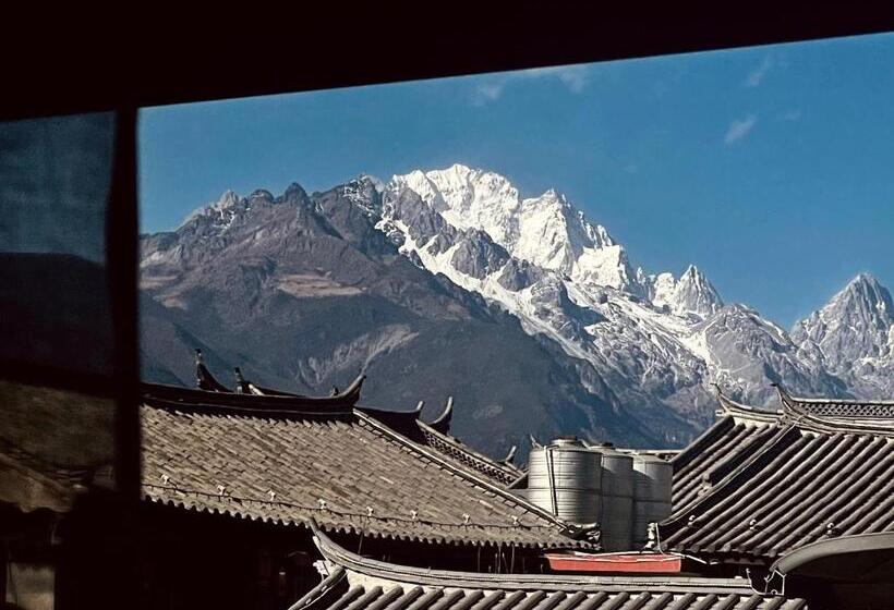 Pensjonat Qushe Snowy Mountain View Art B&b