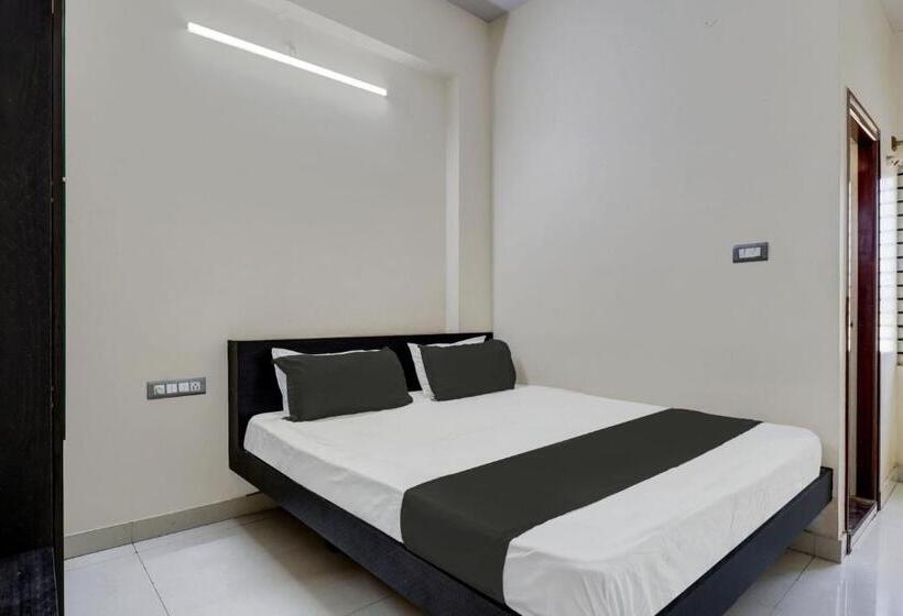 酒店 Oyo 823110 Lakshmi Deluxe Lodge