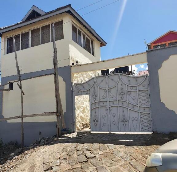 پانسیون Lacasa Estate