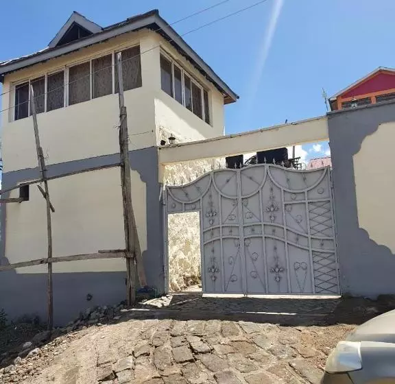 پانسیون Lacasa Estate