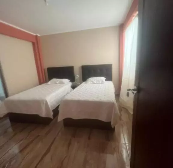 ペンション Cardos Hostal
