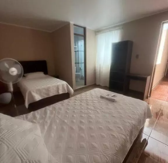 ペンション Cardos Hostal