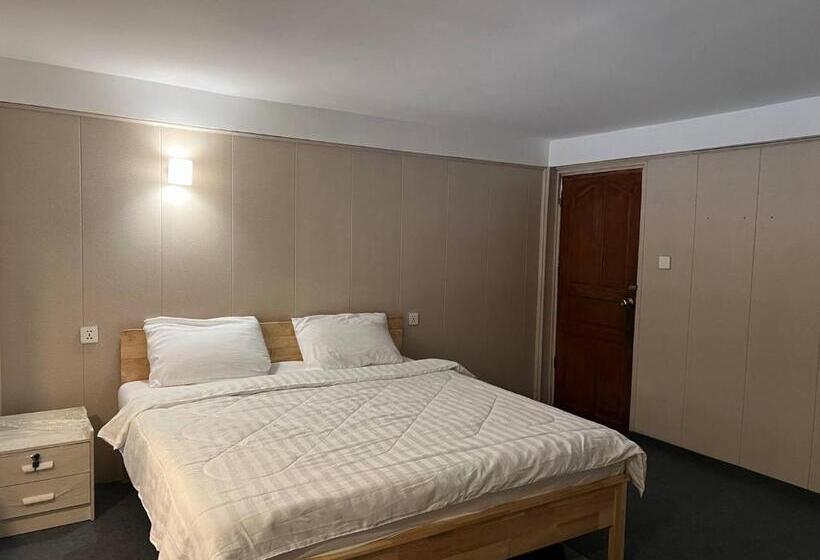 פנסיון Whitehouse Guesthouse