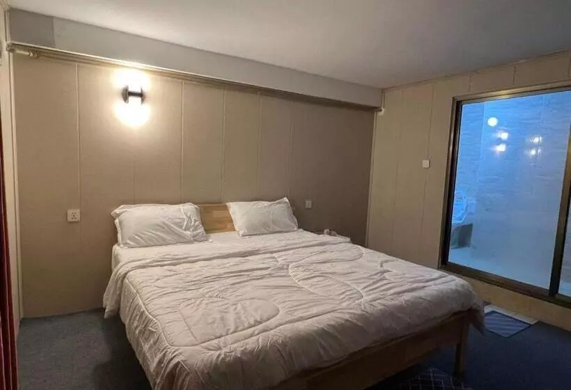 ペンション Whitehouse Guesthouse