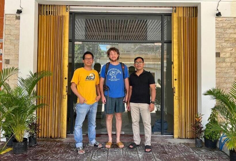 פנסיון Whitehouse Guesthouse