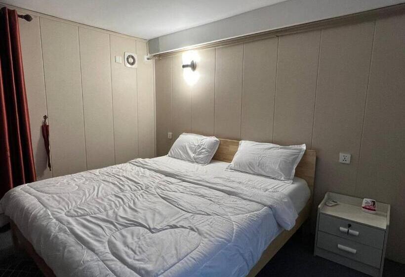 פנסיון Whitehouse Guesthouse