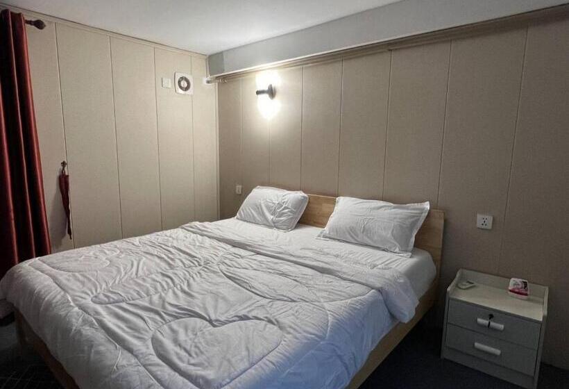 פנסיון Whitehouse Guesthouse