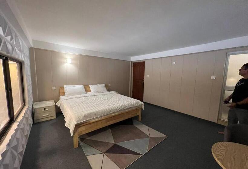 פנסיון Whitehouse Guesthouse