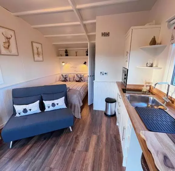ホテル Capledrae Farmstay Shepherds Huts