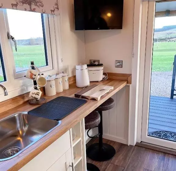ホテル Capledrae Farmstay Shepherds Huts