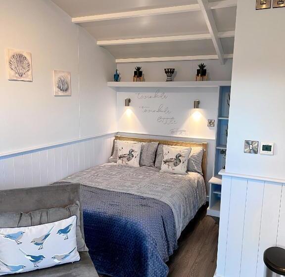 Hotel Capledrae Farmstay Shepherds Huts