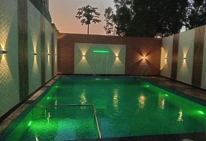 Отель Karla Retreat