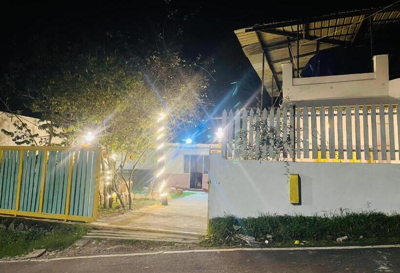 Отель The Golden White House