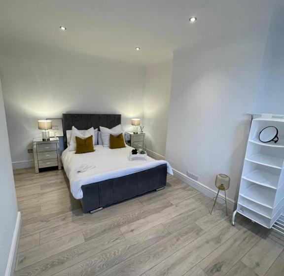 펜션 Luxury En Suite In Modern House