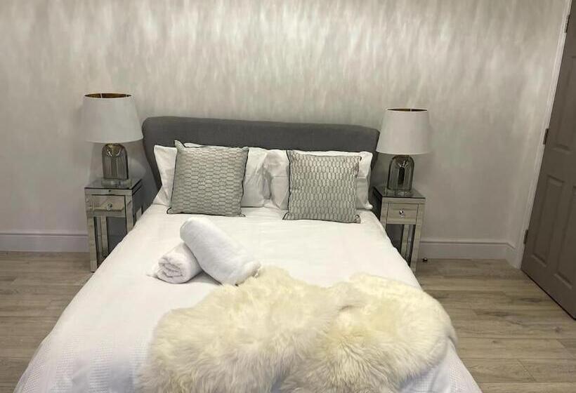 پانسیون Stylish King Size Room In Modern Renovated House