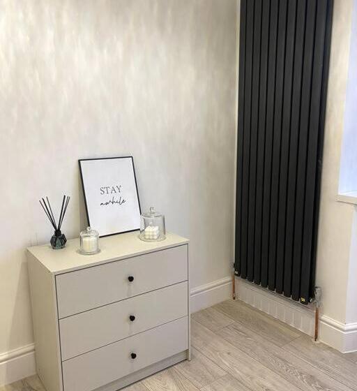 پانسیون Stylish King Size Room In Modern Renovated House