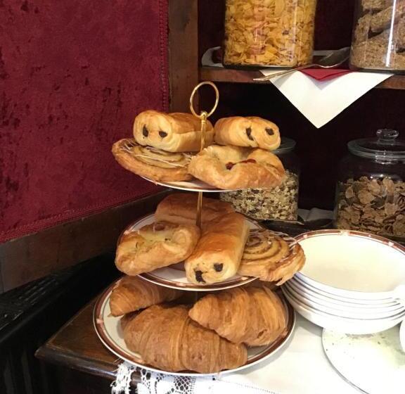 ベッドアンドブレックファースト The Old Merchants House   The Vettriano Room