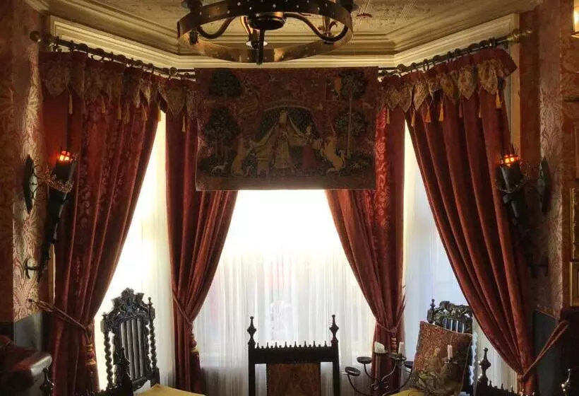 ベッドアンドブレックファースト The Old Merchants House   The Vettriano Room