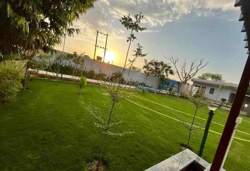 ホテル Aarul Farms