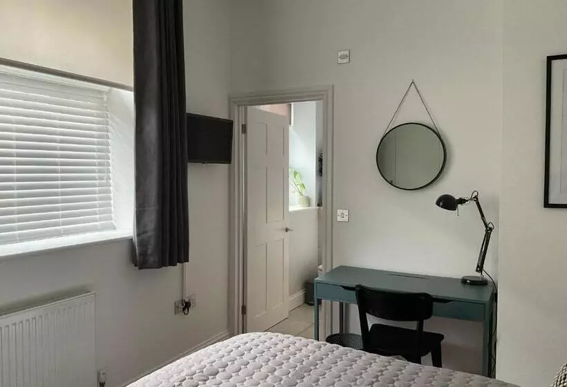 ベッドアンドブレックファースト Private Double Room With Ensuite, No Breakfast, Truro City Centre