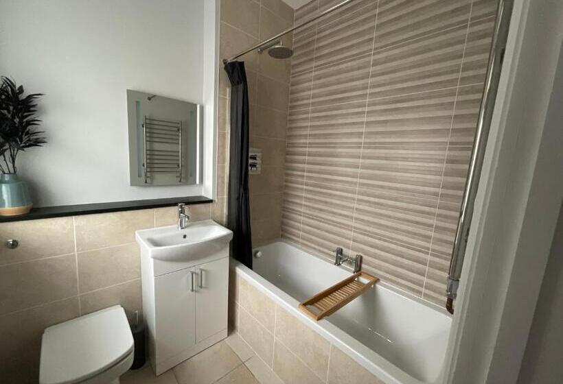 צימר Private Double Room With Ensuite, No Breakfast, Truro City Centre