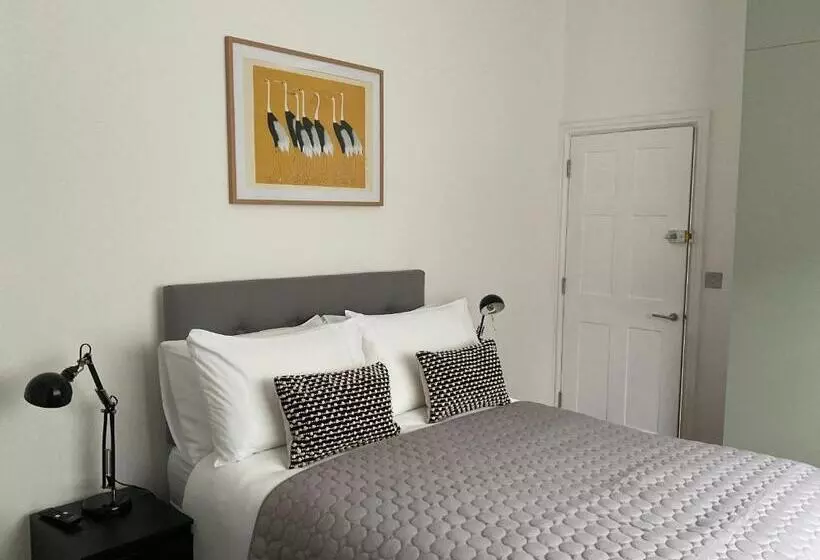 ベッドアンドブレックファースト Private Double Room With Ensuite, No Breakfast, Truro City Centre