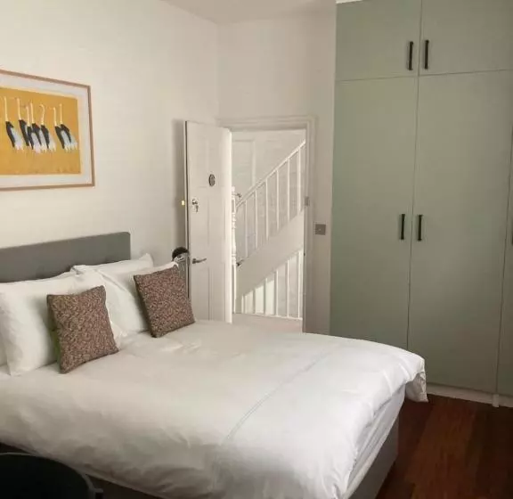 ベッドアンドブレックファースト Private Double Room With Ensuite, No Breakfast, Truro City Centre