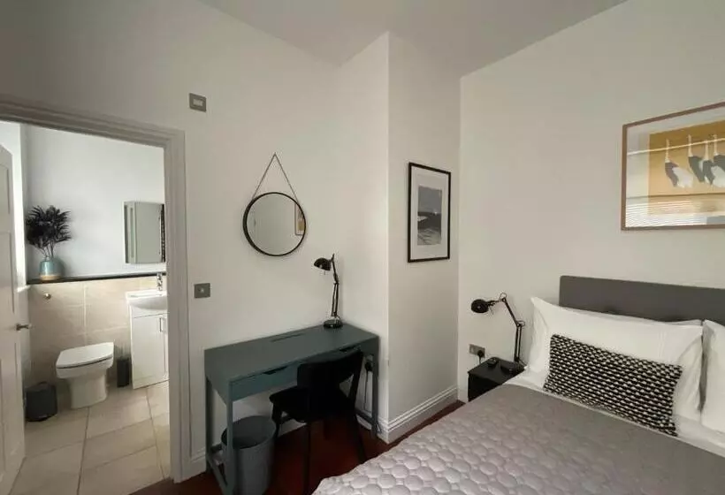 ベッドアンドブレックファースト Private Double Room With Ensuite, No Breakfast, Truro City Centre