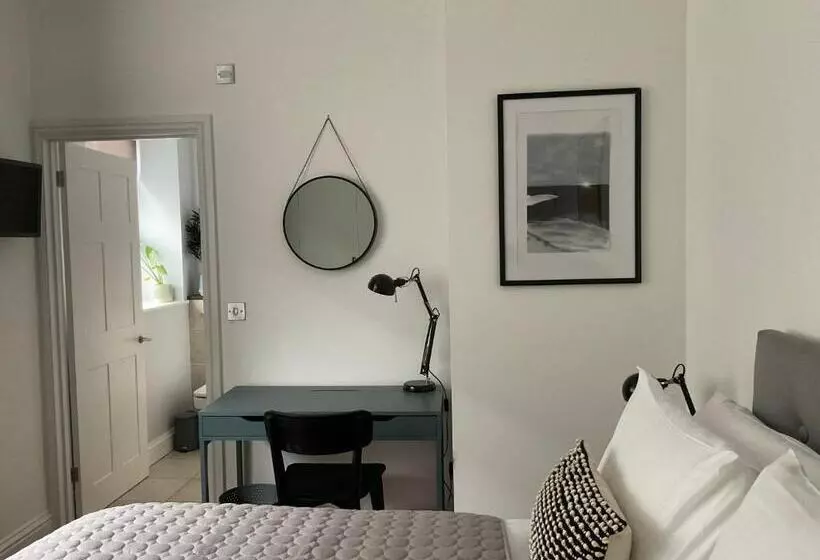 ベッドアンドブレックファースト Private Double Room With Ensuite, No Breakfast, Truro City Centre