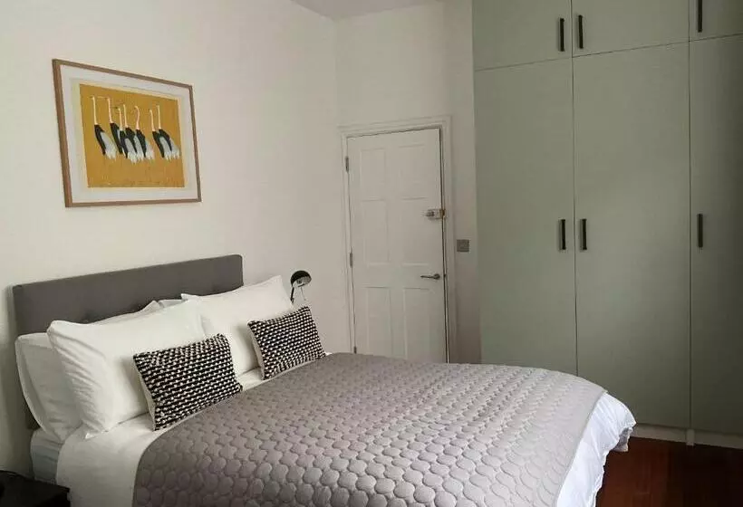 ベッドアンドブレックファースト Private Double Room With Ensuite, No Breakfast, Truro City Centre
