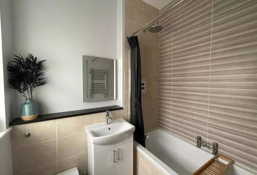 ベッドアンドブレックファースト Private Double Room With Ensuite, No Breakfast, Truro City Centre