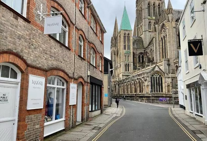 ベッドアンドブレックファースト Private Double Room With Ensuite, No Breakfast, Truro City Centre
