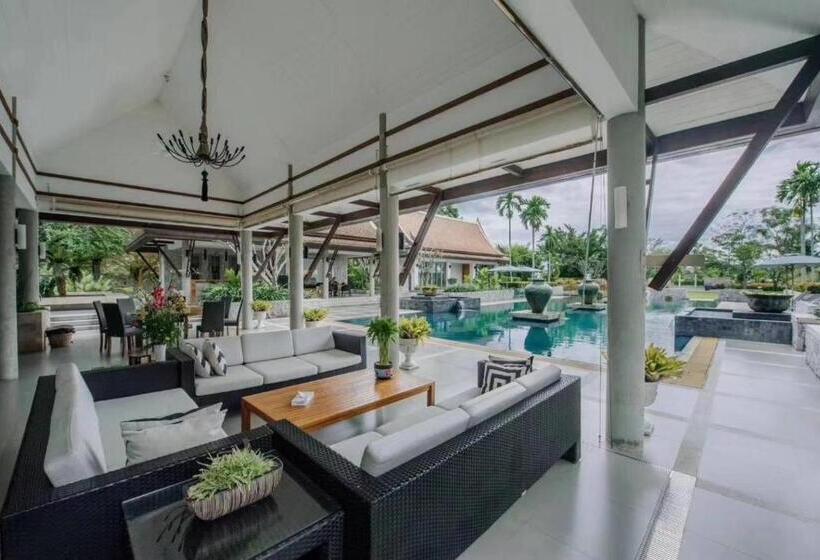 Отель Oasis Villa Pattaya