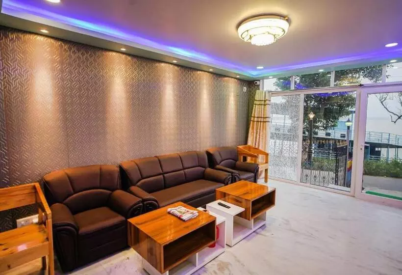 Hotelli River Leaf Inn Taki !! Luxurious Rooms With River Facing Private Balconies !!