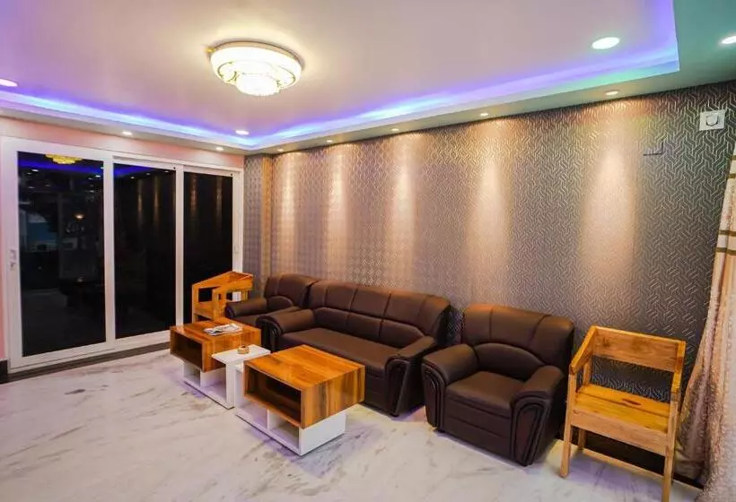 Hotelli River Leaf Inn Taki !! Luxurious Rooms With River Facing Private Balconies !!
