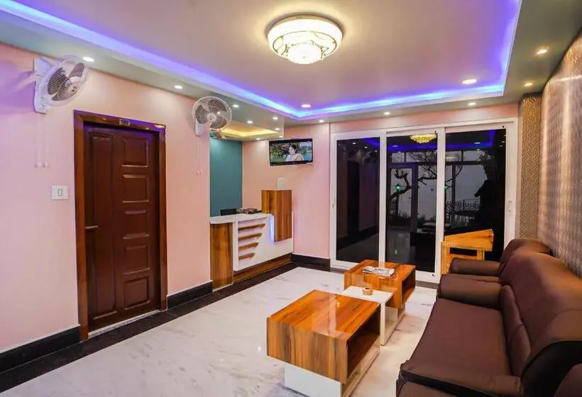 Hotelli River Leaf Inn Taki !! Luxurious Rooms With River Facing Private Balconies !!
